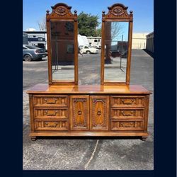 🌹☘️BEAUTIFUL DRESSER WITH 2 MIRRORS/9 DRAWER-SOLID WOOD 🌹☘️