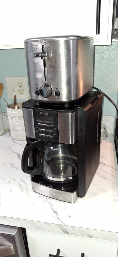 Mr COFFEE COFFE MAKER N BLACK N DECKER TOASTER