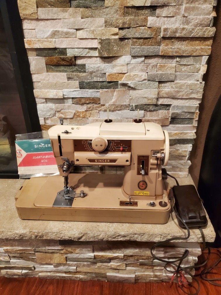 Vintage Singer 401A Slat O Matic Sewing Machine w/ Manual Case