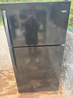 Whirlpool Black Top-Freezer Refrigerator