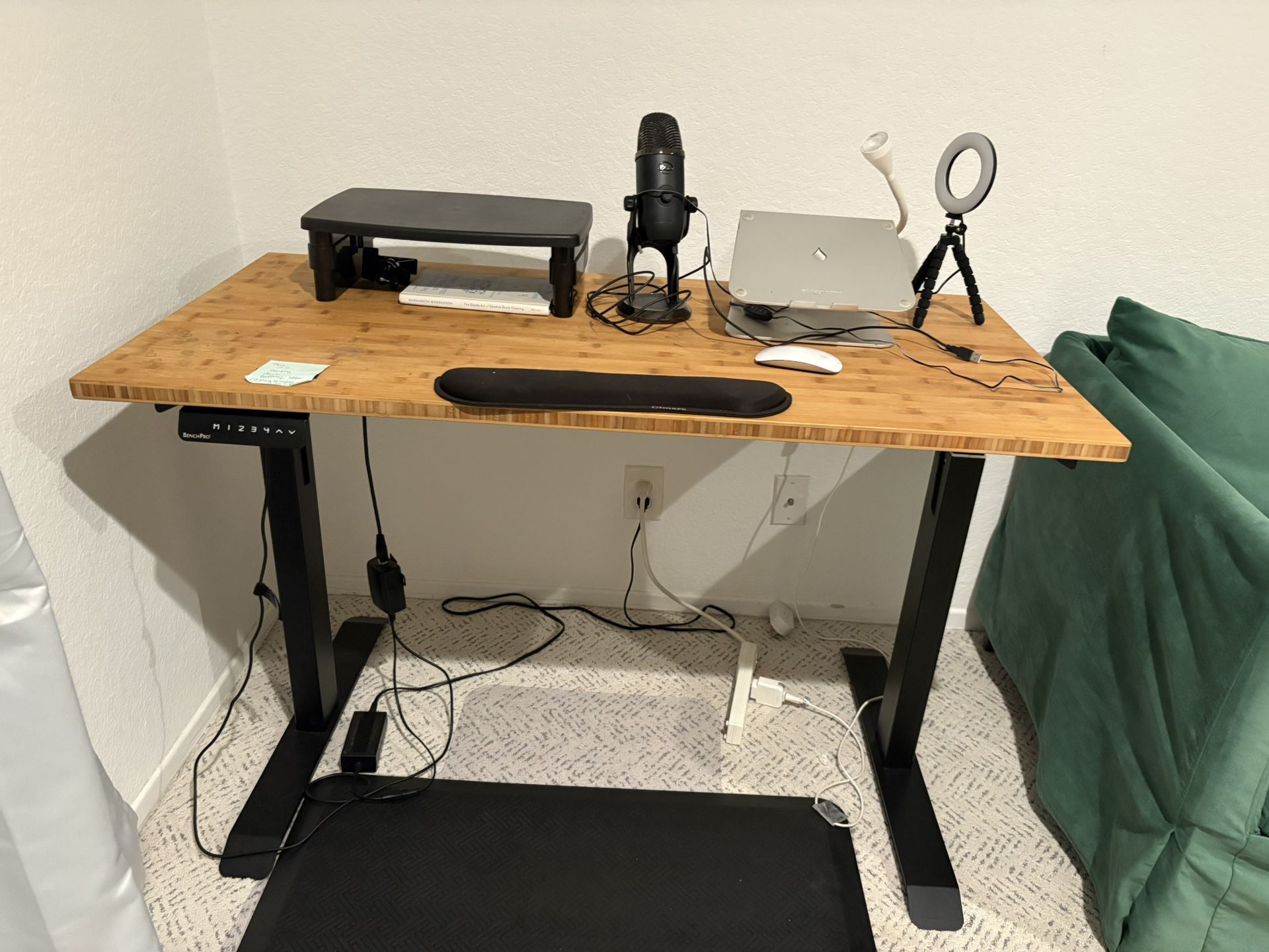Standing desk - electronic and adjustable height