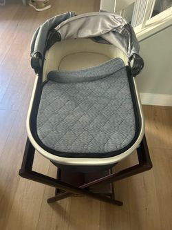 Uppababy Vista Bassinet and Stand