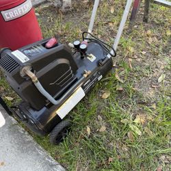 8 GAL 135 PSI HUSKY compressor 