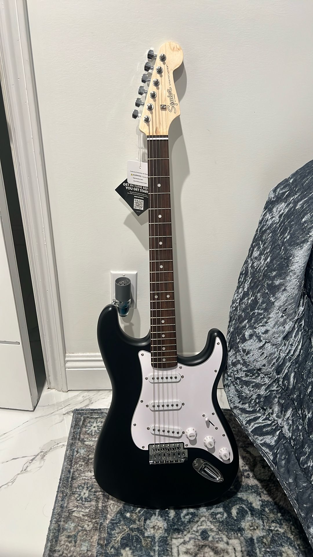 Fender Squier Debut Series Stratocaster Electric Guitar Kit, Beginner Guitar Kit, with 2-Year Warranty, with Padded Gig Bag, Frontman 10G Amp, Strap,