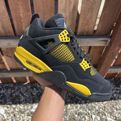 Jordan 4 Thunder (Size 5.5Y, 6.5Y)