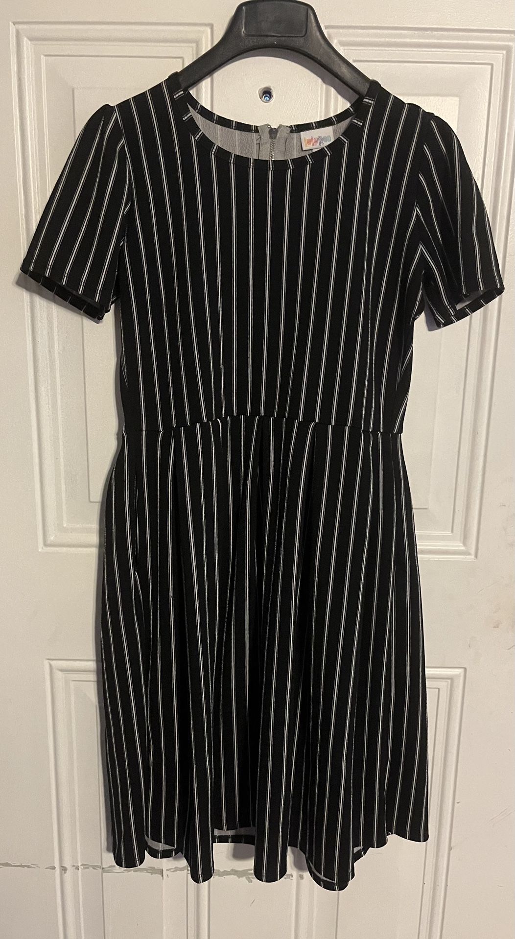 Woman’s Lularoe Black& White Striped Dress Dress W/Pockets Sz. L