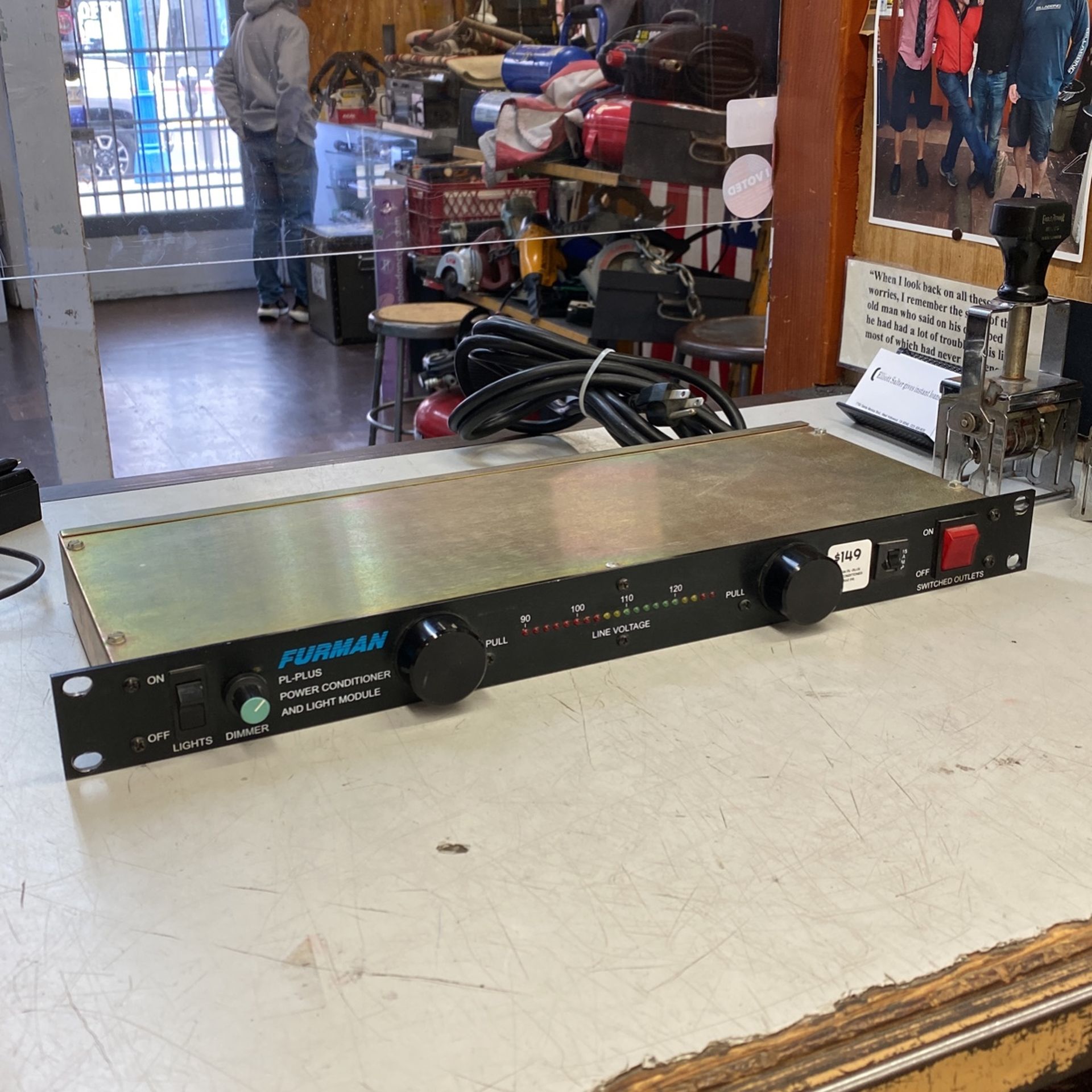 Furman PL-Plus Power Conditioner & Light Module
