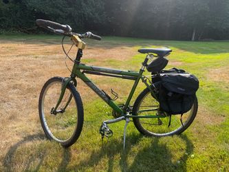 Novara Safari Touring Bike - 19" (Medium/Large) with Panniers Included