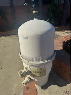 **Pentair FNS Plus 48 DE Pool Filter - FOR PARTS ONLY**  * **Condition**: For parts or repair.  * **Known Damage**: The bottom fiberglass tank body is