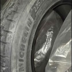 4x (225 60 R18) Tires