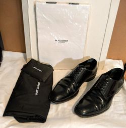 Saint Laurent (YSL) PARIS "Montaigne 25"  Derby Laced Black Patent Leather Flats/Dress Shoes. EU 38.5....US 8.5.... 1 inch heel.