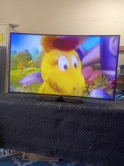 55 inch Samsung curved tv 4k smart ultra HD beautiful tv comes with remote control shows great quality clear picture works perfect guaranteed