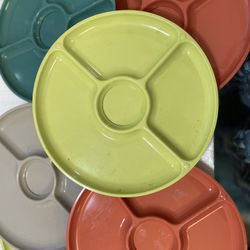 Retro  Reusable Dinner Plates, 6 Pack 10” plastic Divided Plates 3-Compartment Plates w/cups