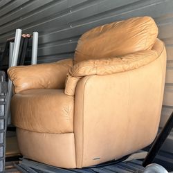 Natuzzi calf leather lounge rotating chair