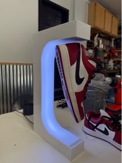 Floating shoe display