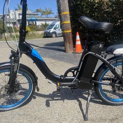 Magnum Classic Folding Electric Bike – Excellent Condition!