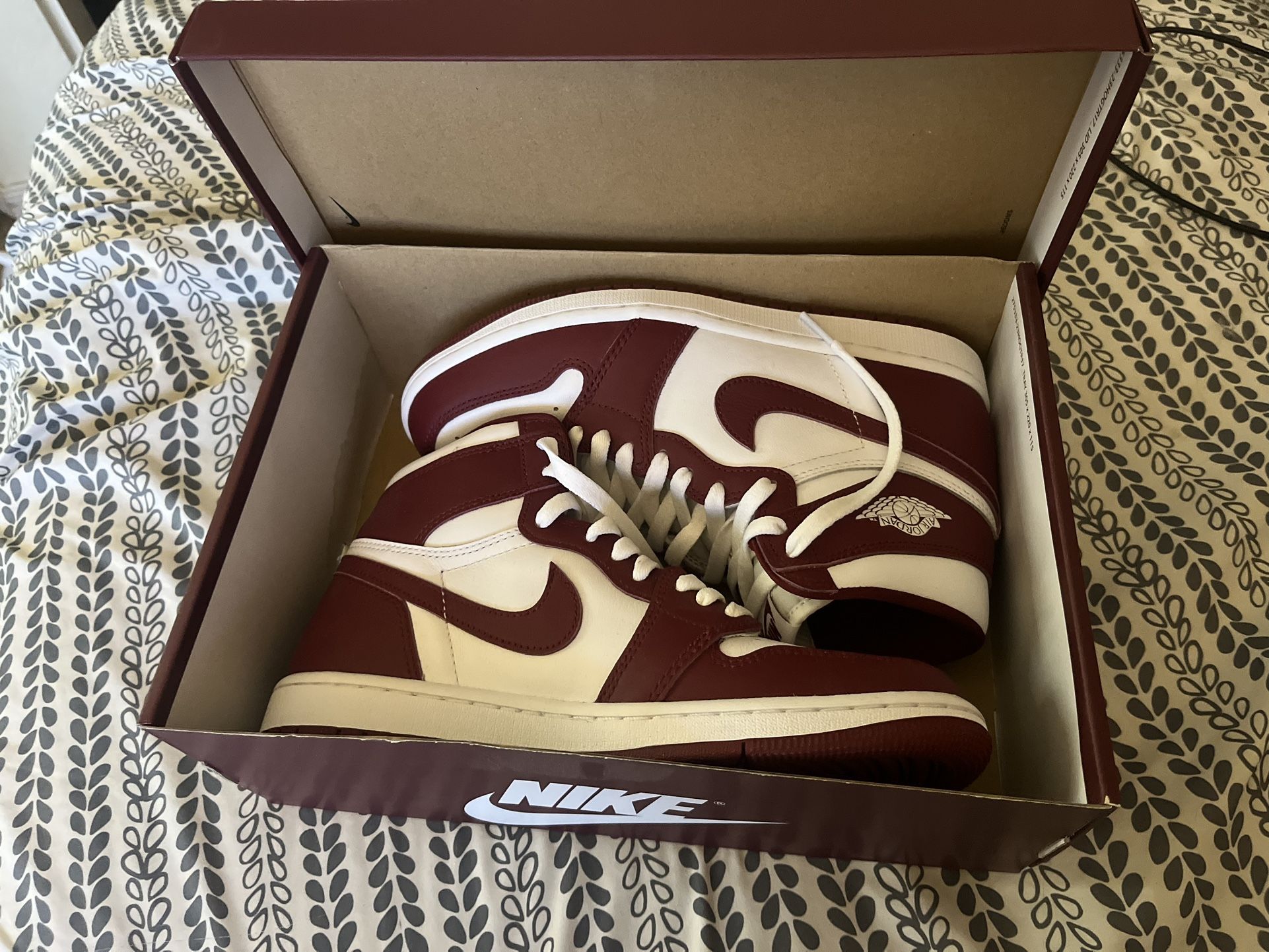 New never worn Nike air Jordan 1 retro high og white/team red