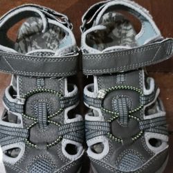 Boys Sandals Size 4 ......good Conditions 5 Dlls 
