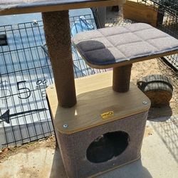 CATRY CAT WOOD SCRATCHING TOWER PLAY CENTER (VELCROED CUSHIONS & BOTTOM MATERIAL COME OFF TO CLEAN )