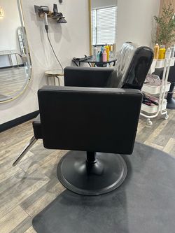 Professional Black Hydraulic Salon Styling Chair – Excellent Condition
