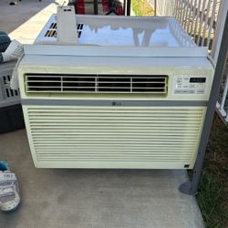 AC LG 18,000 BTU.  1,000 Sq. Ft. White Window Air Conditioner E