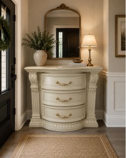 Beautiful entry way table or accent table in a light green color xxl