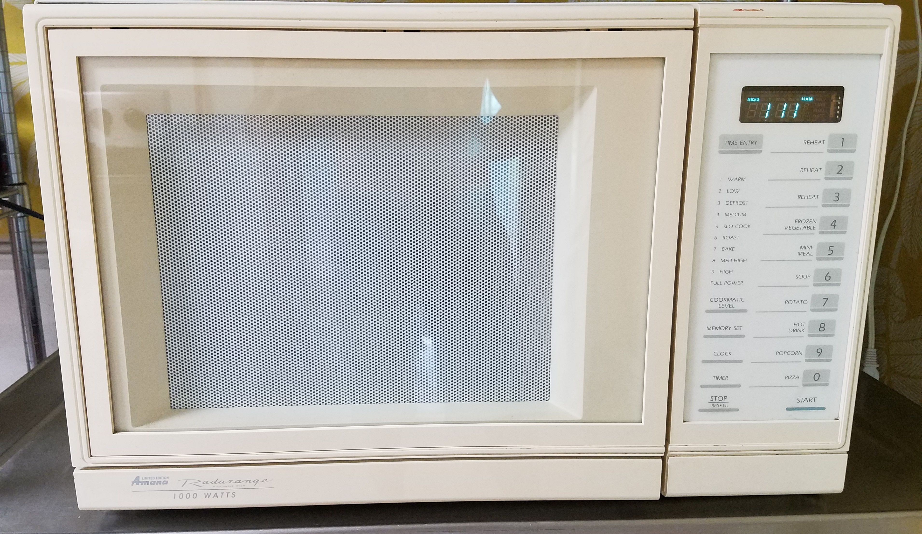 Large AMANA Radarange 1000 watts Microwave Oven