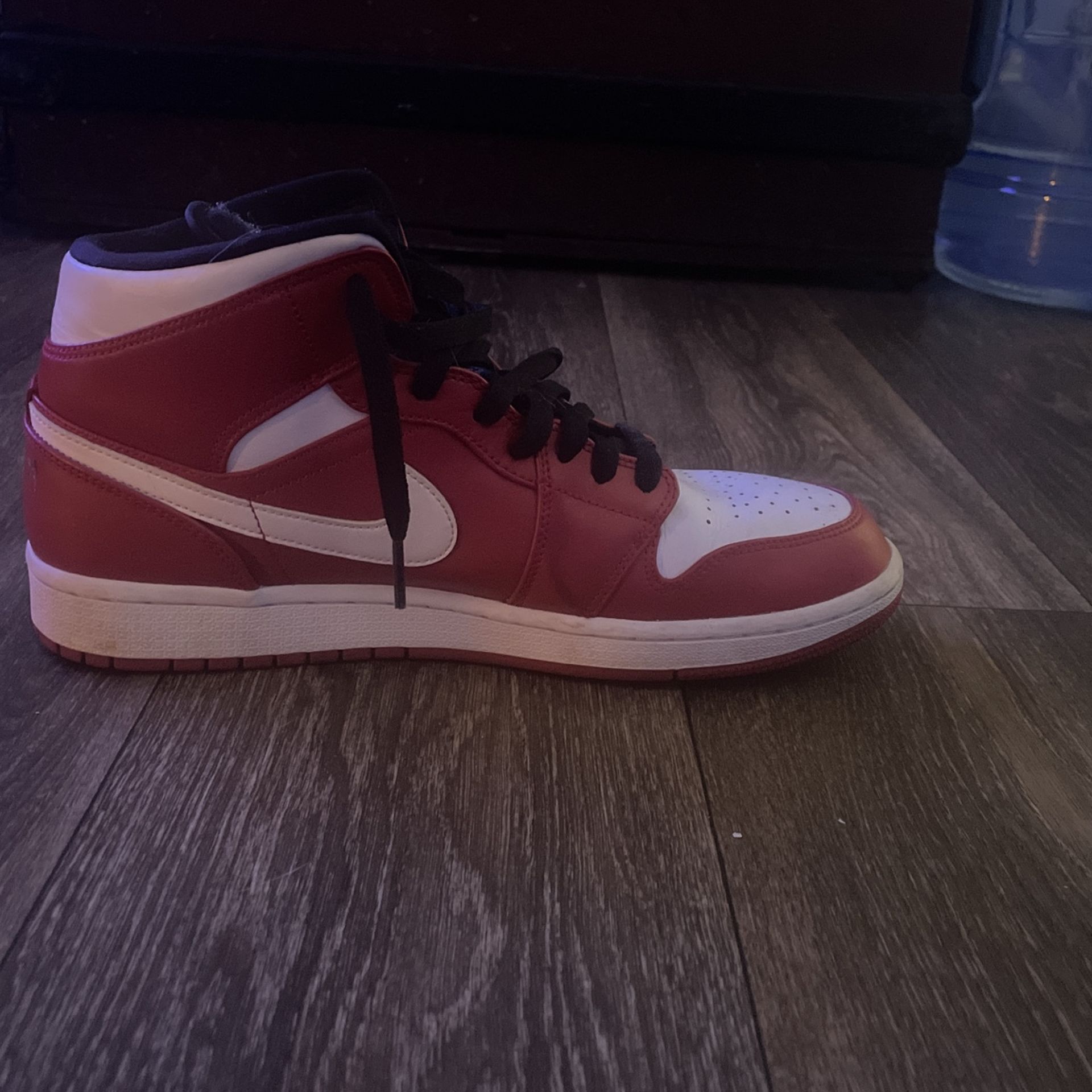 NIKE AIR JORDAN 1 RETRO MID CHICAGO