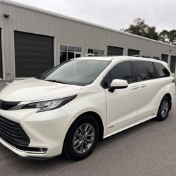 Toyota Sienna XLE Minivan 8 Seats