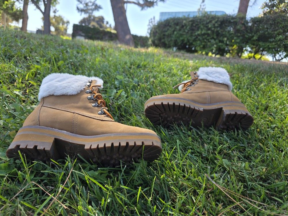 Winter timberland boots size 8 woman