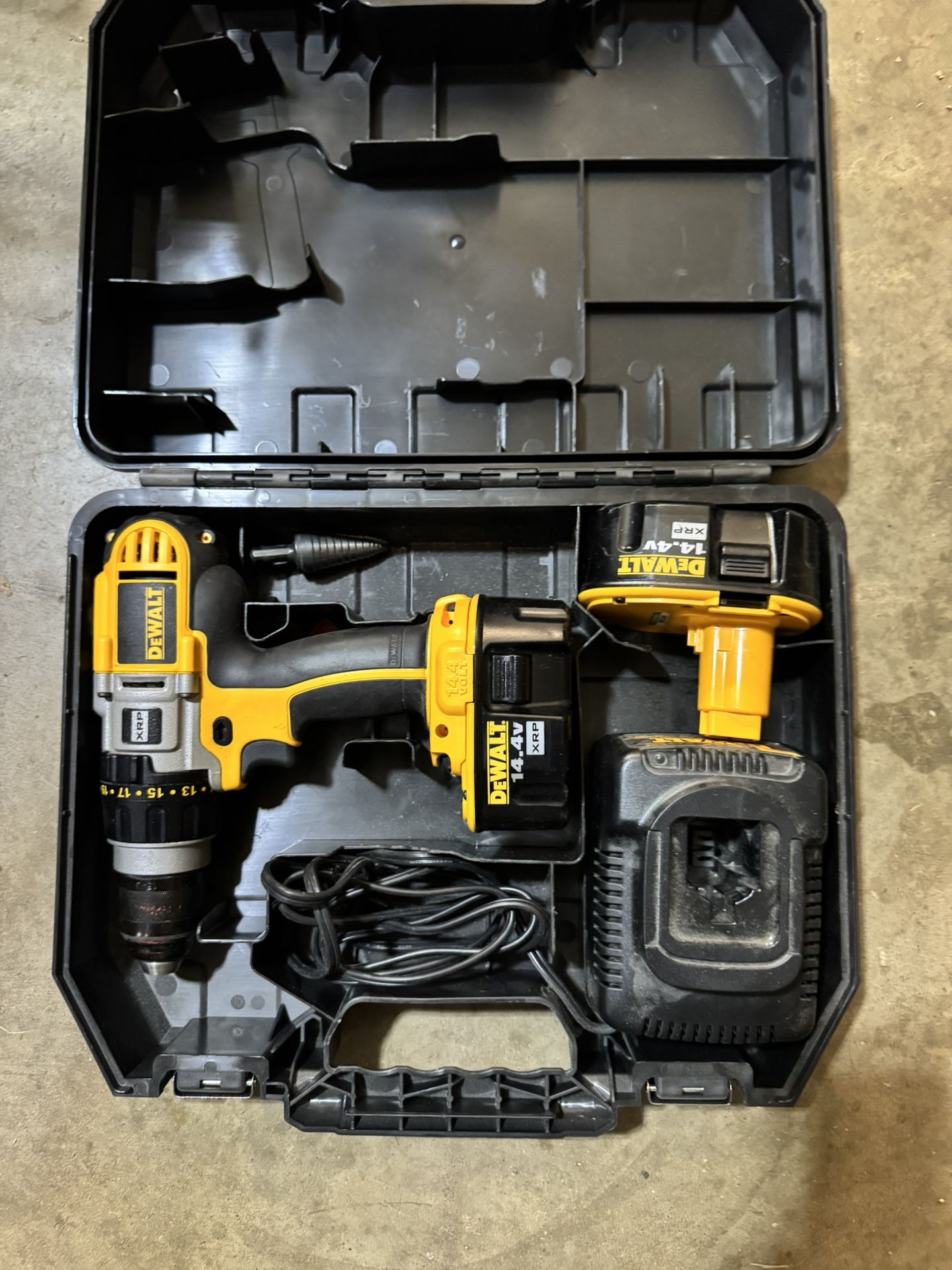 DeWalt Drill DCD920 XRP 14.4 V DW9118 Charger, 2 Batteries