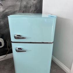 Mini Fridge (Insignia) 