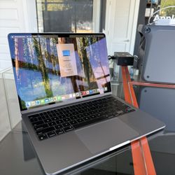 Apple 13” MacBook Air M2 Chip 8GB Ram 256SSD! 90 day warranty! We offer financing!