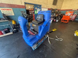 CLARKE FOCUS II, RIDER FLOOR SCRUBBER, 28"