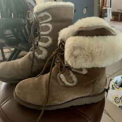 Womens Uggs Size 9