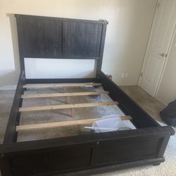 *****Solid wood queen, bedframe *****