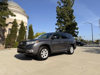 2013 Toyota Highlander SE - 3rd Row Seats - Clean title - Warranty!!!