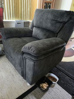 BRAND NEW RECLINER