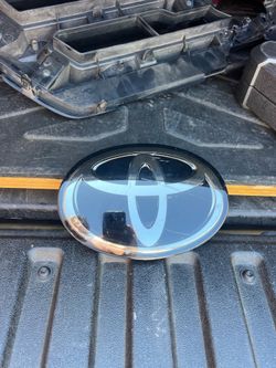 Toyota Tacoma grill emblem