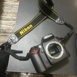 Nikon D90 DSLR Camera with 18-270mm Lens