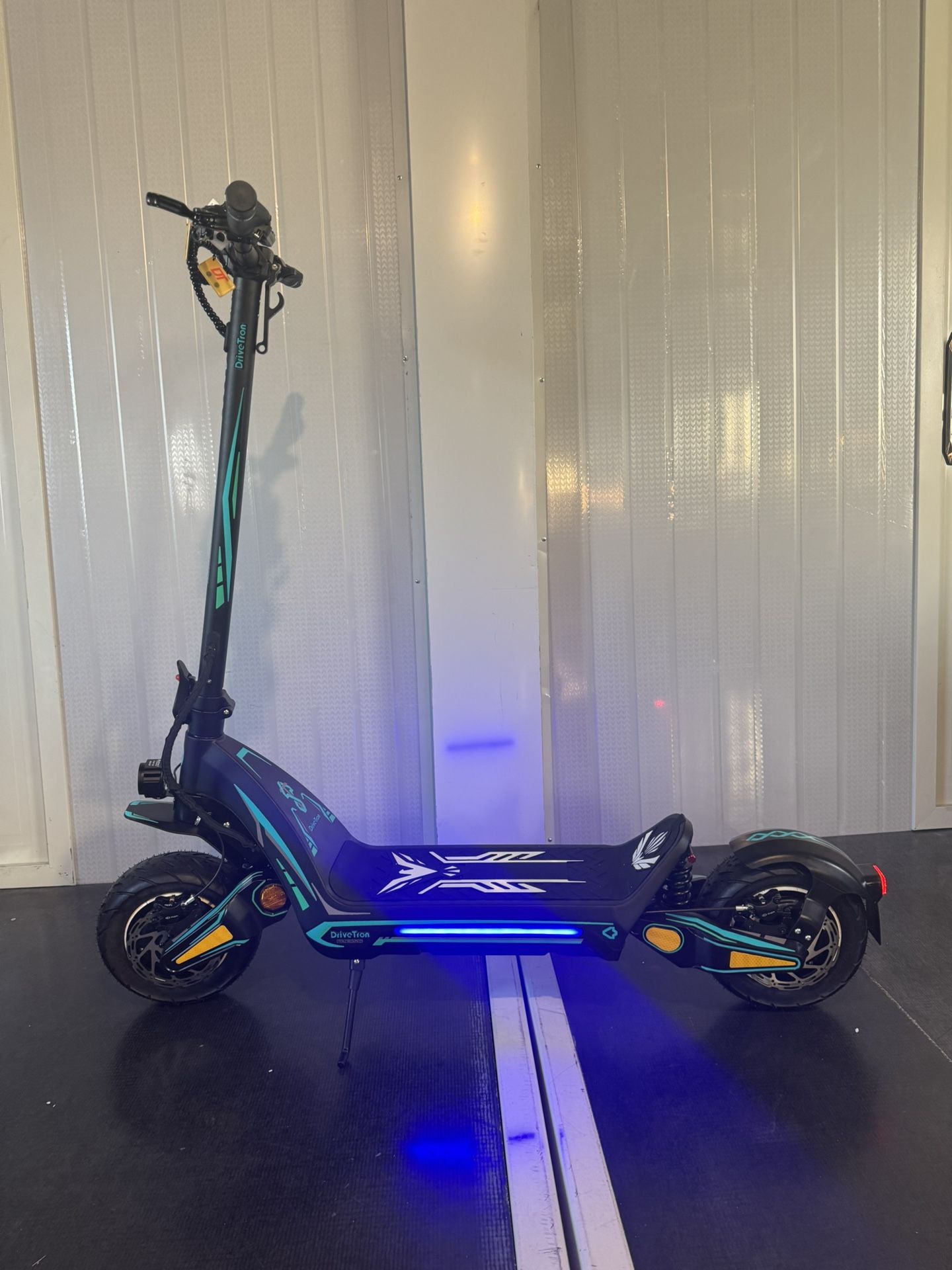 Dual-motor dual-battery high-speed electric scooter
