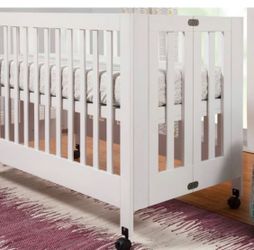 White standard rolling foldable crib