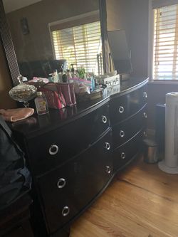 Dresser With Mirror