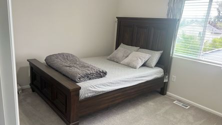 Sevilla Panel Bed In Walnut, Queen size