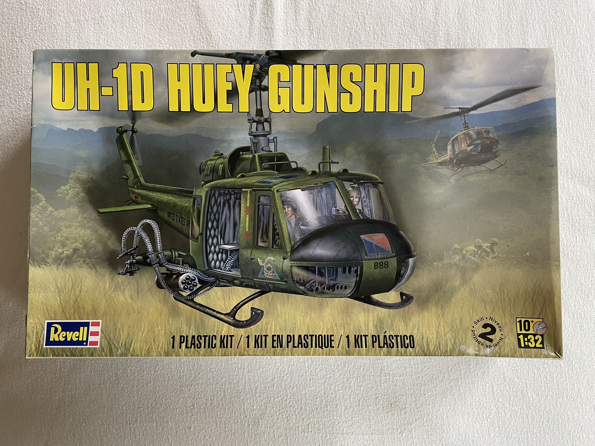 2015 Revell 1:32 Scale Plastic Model Kit UH-1D Huey Gunship