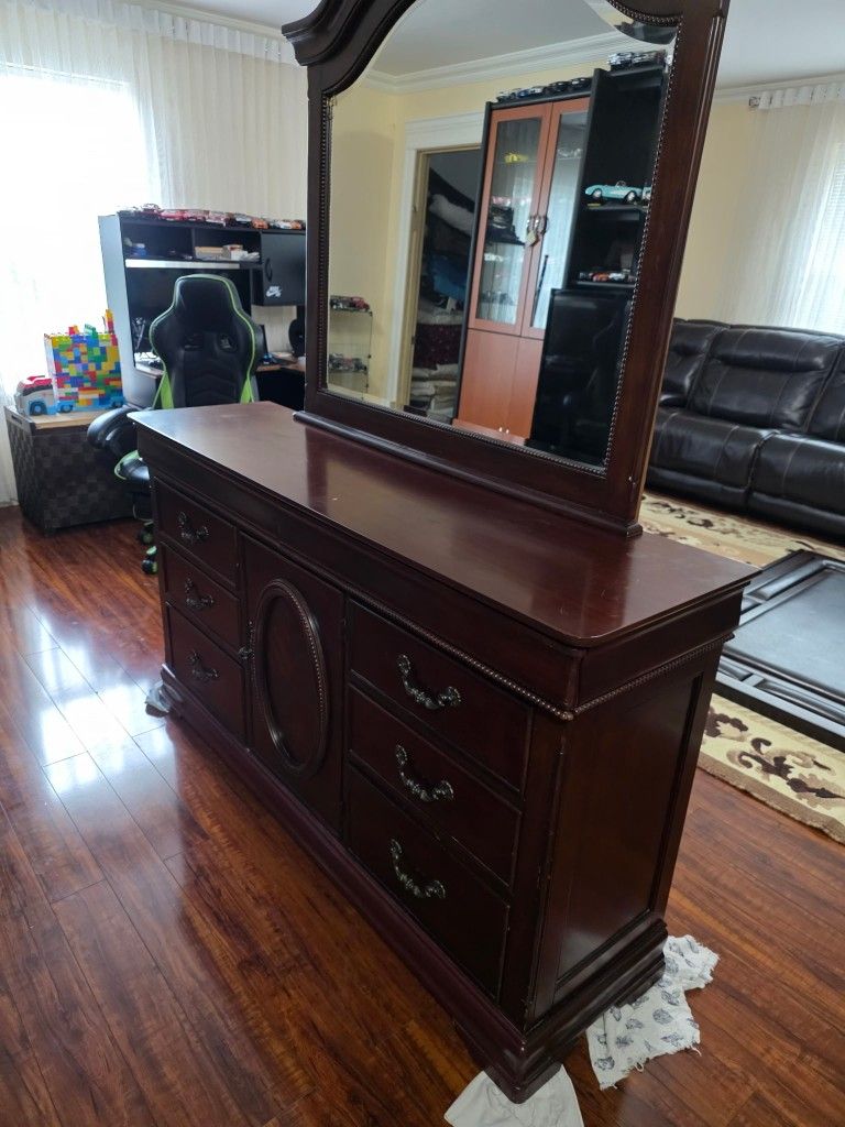 Dresser With Mirrow