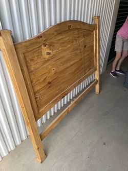 Queen bed set w/ nite stands