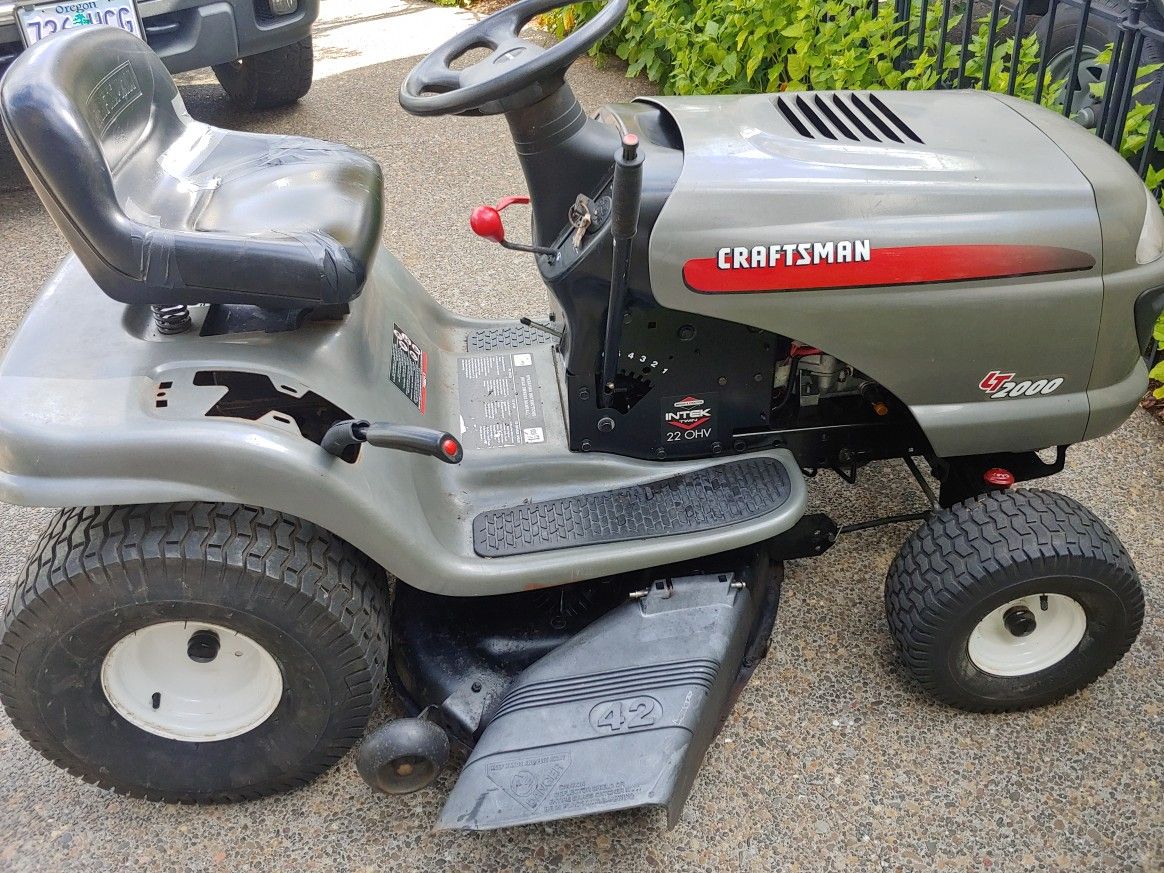 Craftsman riding lawn mower 42-inch deck with Briggs & Stratton V-Twin 22 horse