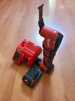 ~MILWAUKEE OSCILLATING MULTI-TOOL WITH BATTERY AND CHARGER IN GREAT WORKING CONDITION~