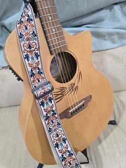 LUNA ACOUSTIC ELECTRIC GUITAR FULL SIZE NEW STRINGS BUILD IN TUNER AMAZING SOUND